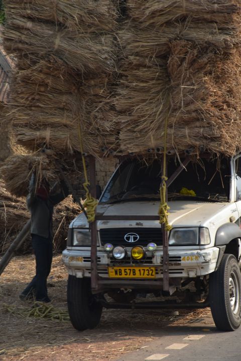 Pickup wird meterhoch mit Strohgarben beladen
