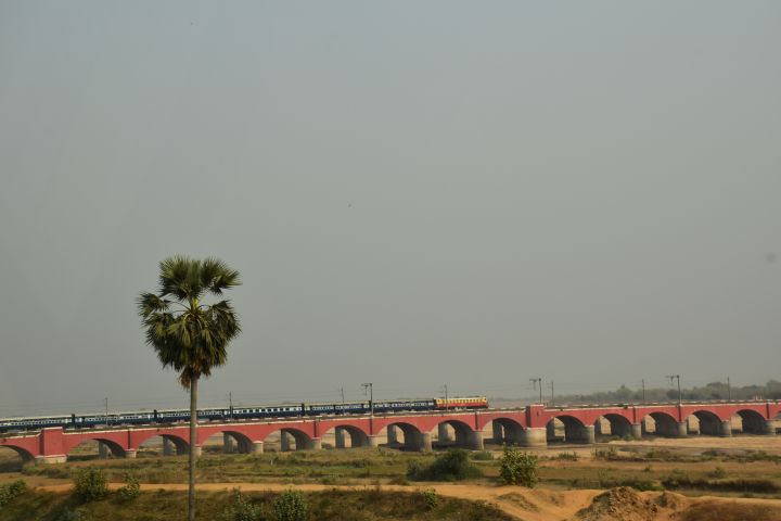 Zug auf der Brücke über den Ajay bei Bolpur