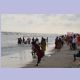Menschen am und im Wasser an der Chandrabhaga Beach
