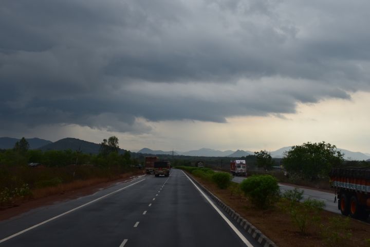 Gewitterstimung bei Tangi in der Nähe des Chilika Sees