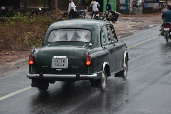 Hindustan Ambassador mit Vorhängen