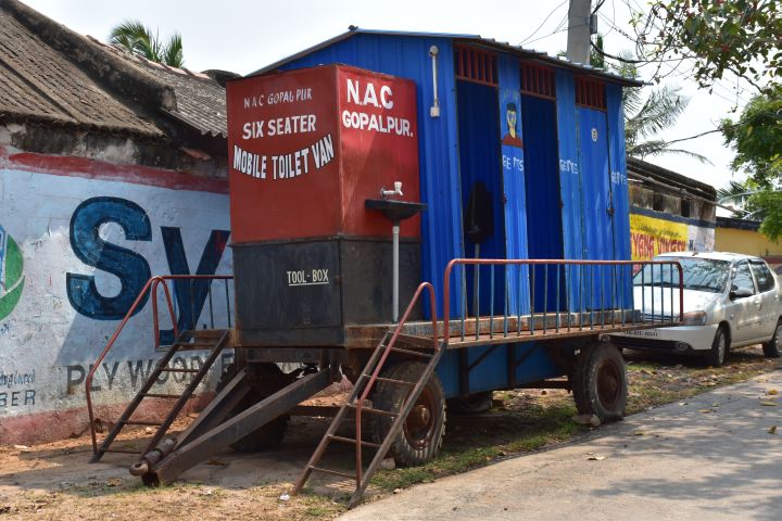 Mobile Toilette auf Rädern in Gopalpur