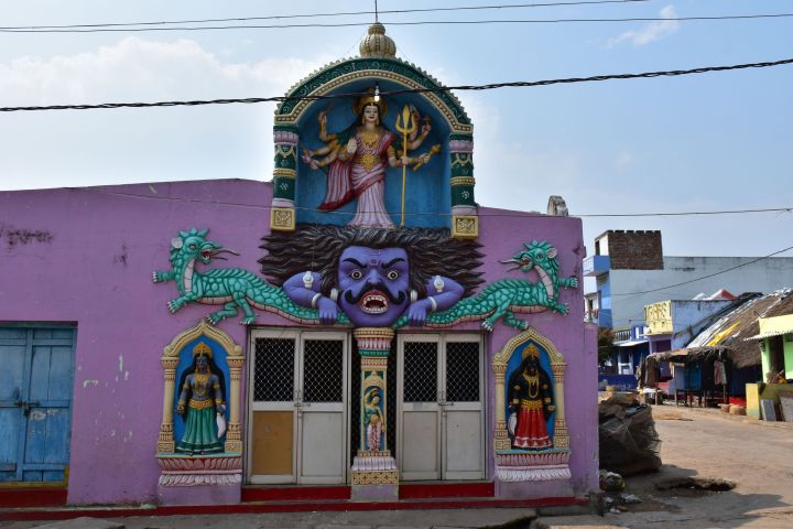 Kleiner, farbiger Hindutempel in Gopalpur
