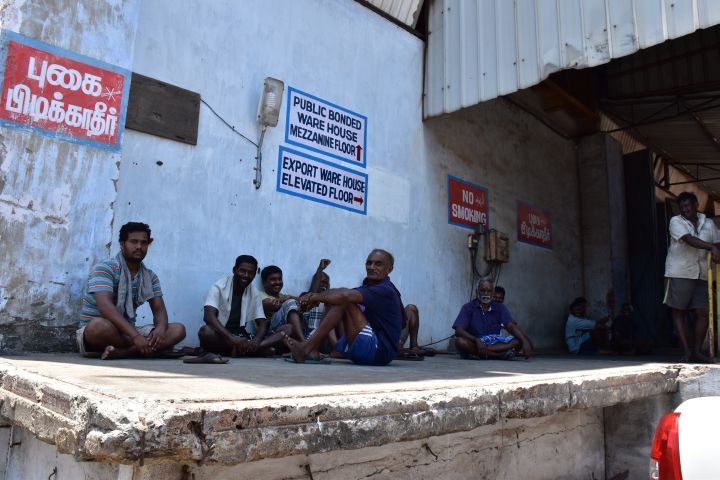 Hafenarbeiter im Container Terminal von Chennai, Tamil Nadu