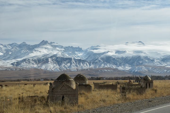 Grabmäler wie diese bei Kara-Suu in der Nähe von At-Bashy sind typisch für Kirgisistan