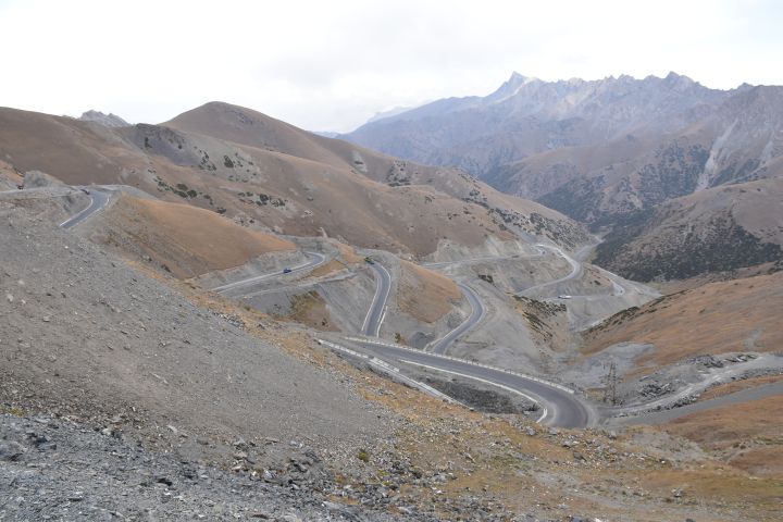 Serpentinen auf der Nordseite des gut ausgebauten, 3615m hohen Taldyk Passes