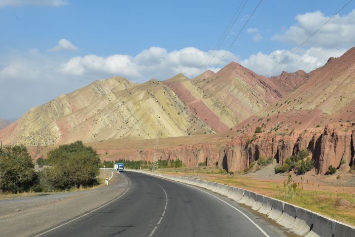 Farbige Berge im Gülcha Tal in der Nähe von Kichi-Karakol
