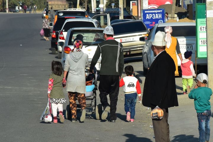 Kirgisische Familie unterwegs am Strassenrand bei Osh, der zweitgrössten Stadt in Kirgisistan