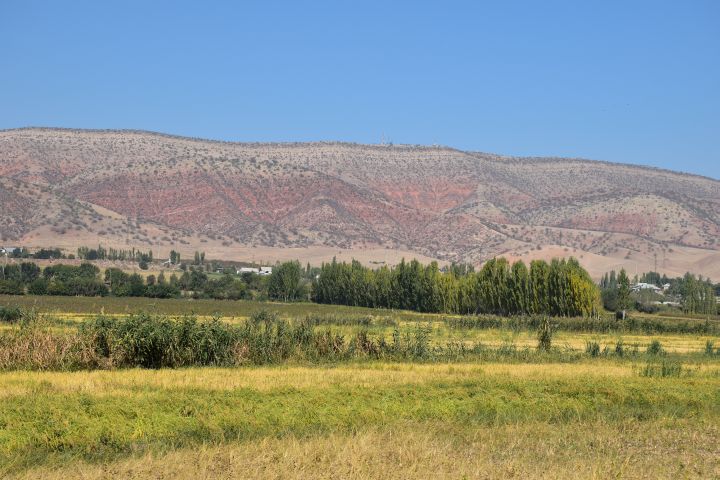 Hügelzug als Begrenzung des Fergana Tales bei Suzak