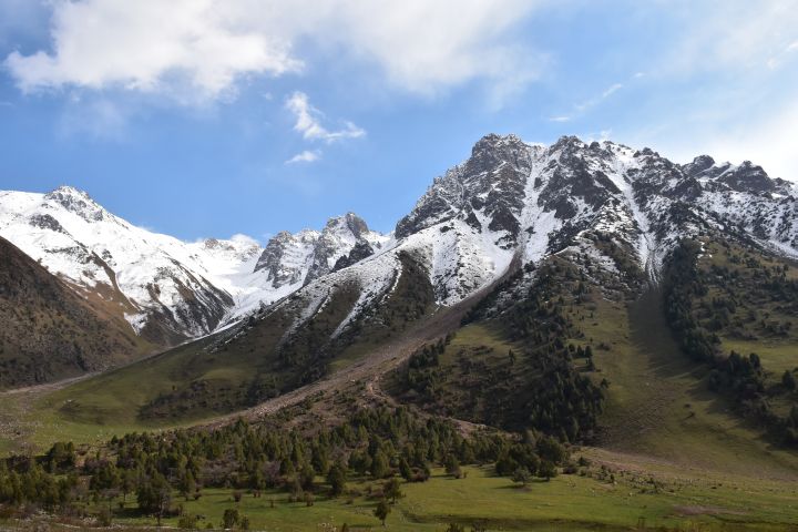 Frisch verschneite Berge im Chychkan Tal südlich des Ala-Bel Passes