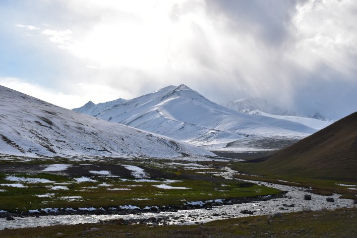 Verschneite Berge im Suusamyr Hochtal