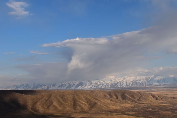 Blick auf die Suusamyr Hochebene mit dem Suusamyr Too Gebirge dahinter