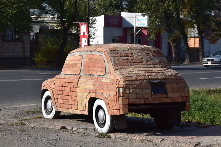 Kleines, “zugemauertes“ Auto: Kunst, oder nur ein hübscher Spass?