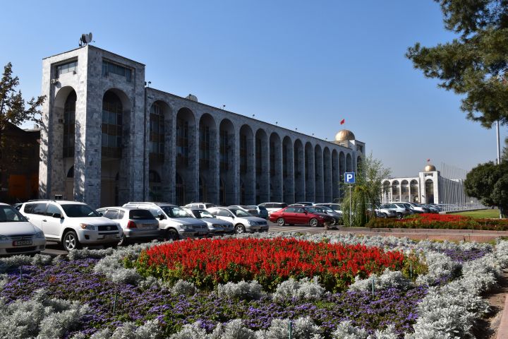 Kiev Strasse mit Prunkbauten beim Ala-Too Platz im Zentrum von Bishkek
