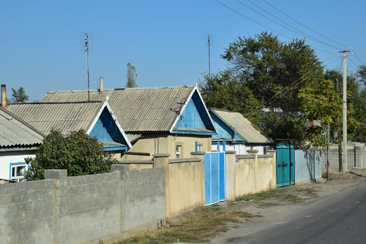 Häuser entlang einer Strasse in Tokmok, auf halbem Weg von Bishkek zum Issyk-Köl