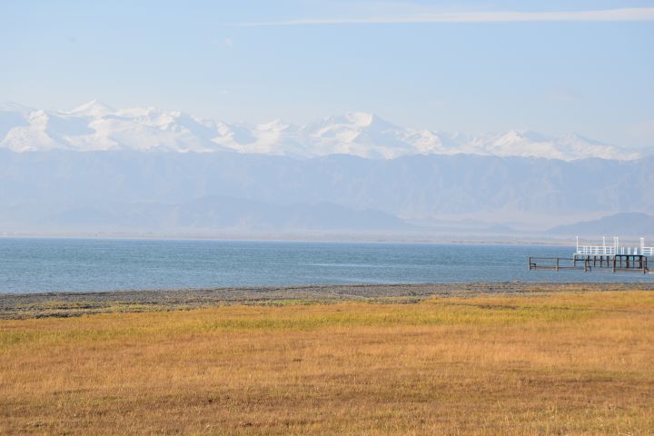 Issyk-Köl bei Balykchy mit Gipfeln des Terskey Ala-Too