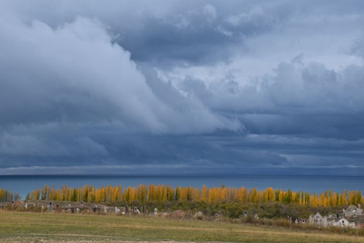 Dramatische Wetterstimmung am Issyk-Köl in der Nähe von Cholpon-Ata