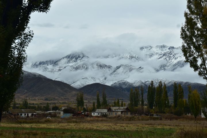 Frisch verzuckerte Berge am Nordufer des Issyk-Köl bei Ananyevo