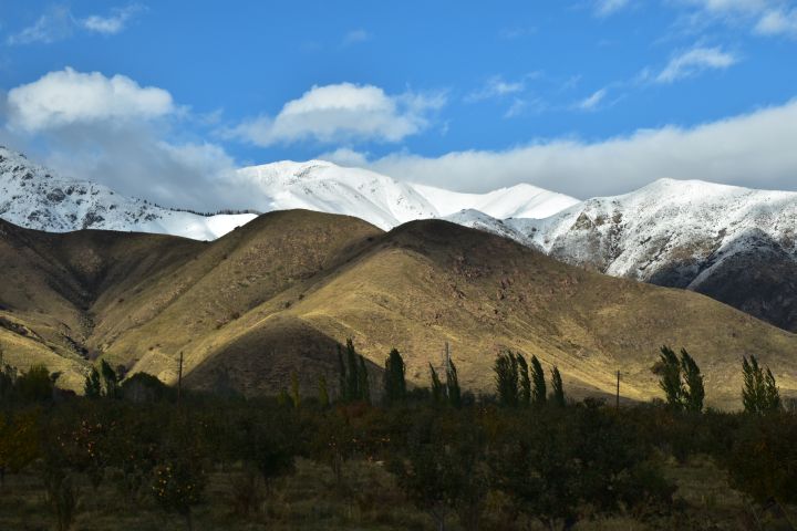 Frisch verschneite Kungey Ala-Too Berge auf der Nordseite des Issyk-Köl