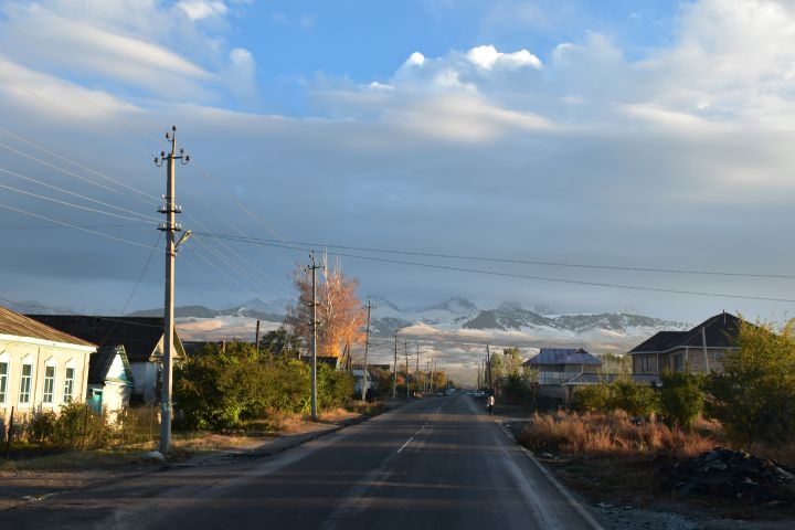 Ortsstrasse am Rande von Karakol im Osten Kirgisistans