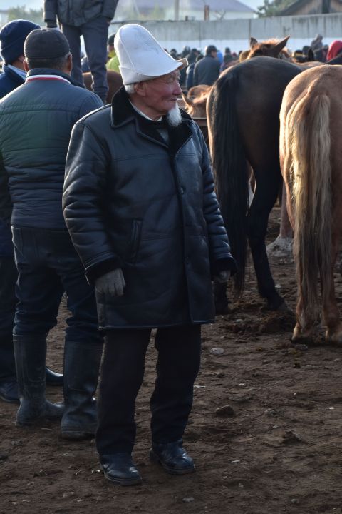 Wohlhabender kirgisischer Pferdehändler mit dem typischen Kirgisenhut