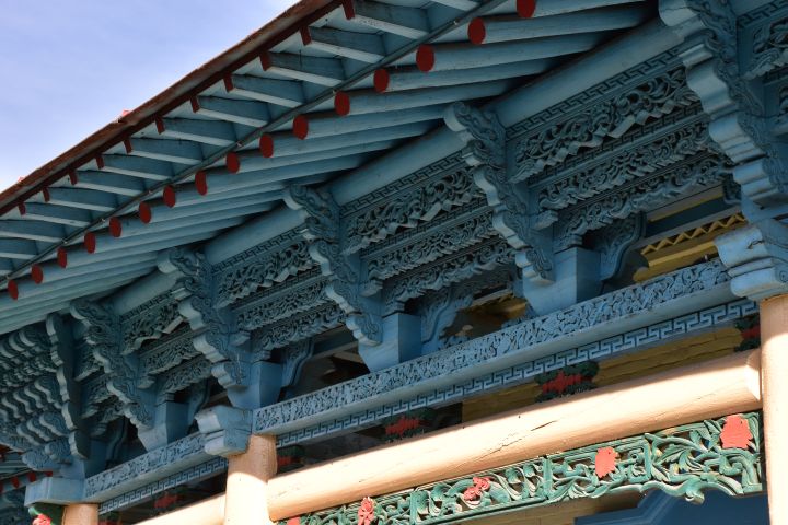 Farbige, geschnitzte Verzierungen am Dach der Dungan Moschee in Karakol