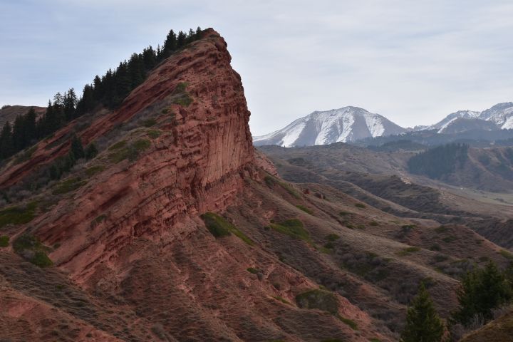 Die roten Felsen in Jeti Oguz sind aus Sandstein