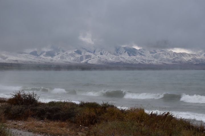 Stürmischer Morgen mit einem aufgewühlten Issyk-Köl