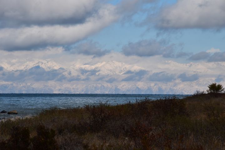 Blick über den Issyk-Köl auf die im Norden des Sees gelegenen Kungey Ala-Too Berge