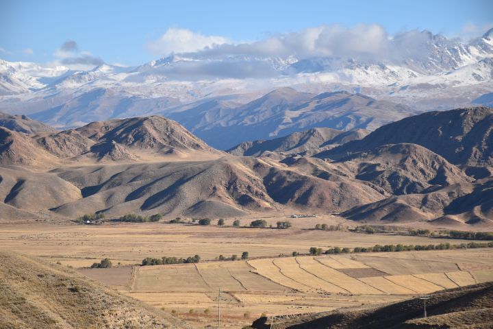 Aussicht vom Kesken-Bel Pass auf die Terskey Ala-Too Kette