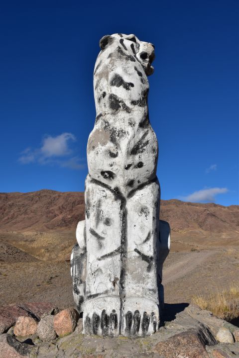 Schneeleoparden sind ein beliebtes Statuen-Objekt in Zentralasien. Dieser steht auf dem Kesken-Bel Pass