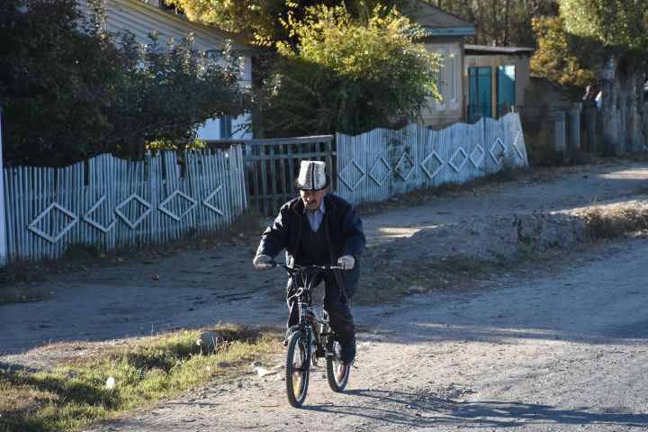 Älterer Kirgise unterwegs mit einem Freestyle Bike in Kara-Koo am Issyk-Köl