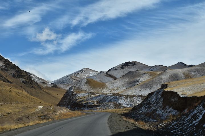 Passstrasse auf der Nordseite des Dolon Passes