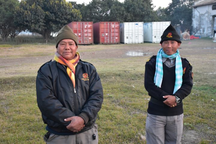 Wachmänner bei Nepalgunj (West-Terai) an der Grenze zu Indien