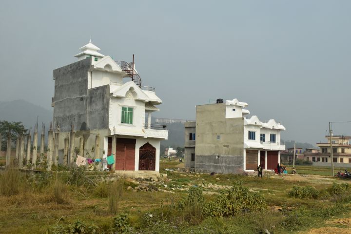 Baulücke zwischen zwei Häusern in der Nähe von Butwal