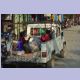 Vier Personen auf der Ladebrücke eines Nepalesisches Gebirgs-Taxis in Waling