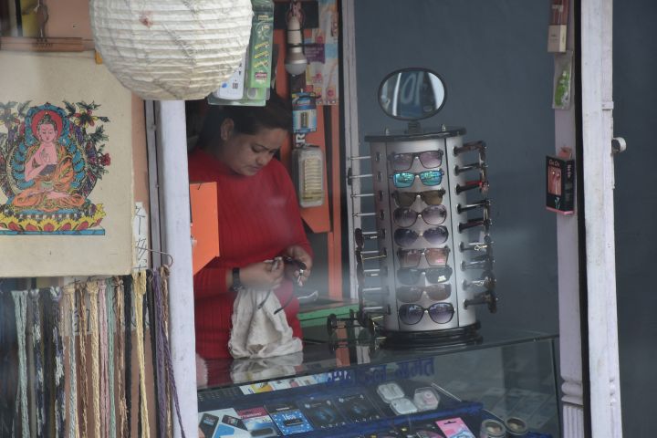 Verkäuferin in einem Laden an der Touristen-Meile in Pokhara