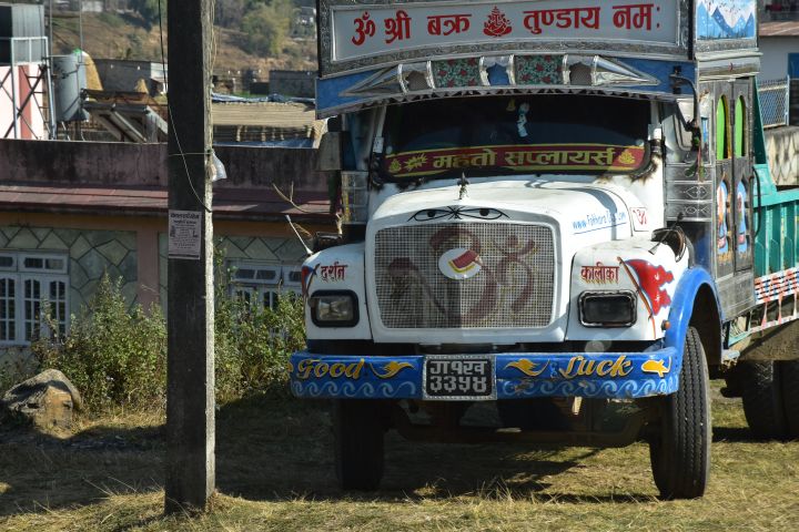 Älterer Tata Lastwagen in Pokhara