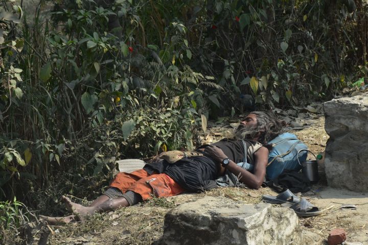 Müder Sannyasin am Strassenrand