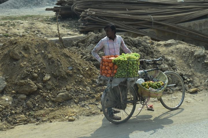 Ambulanter Früchteverkäufer am Stadtrand von Kathmandu