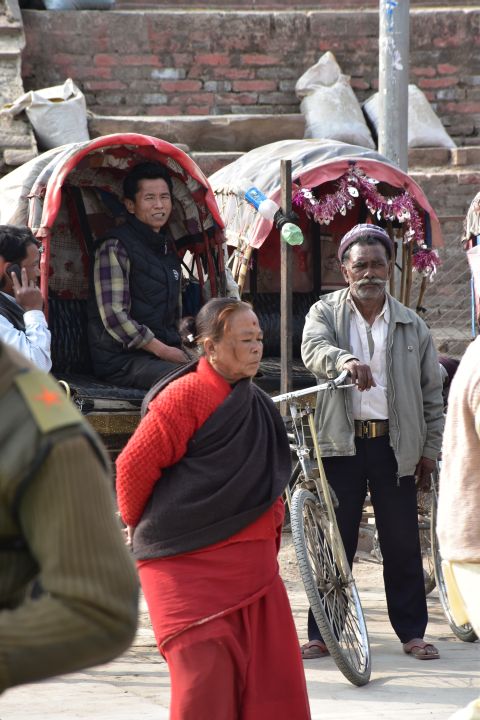 Zwei Rikschafahrer warten auf Kundschaft am Durbar Square