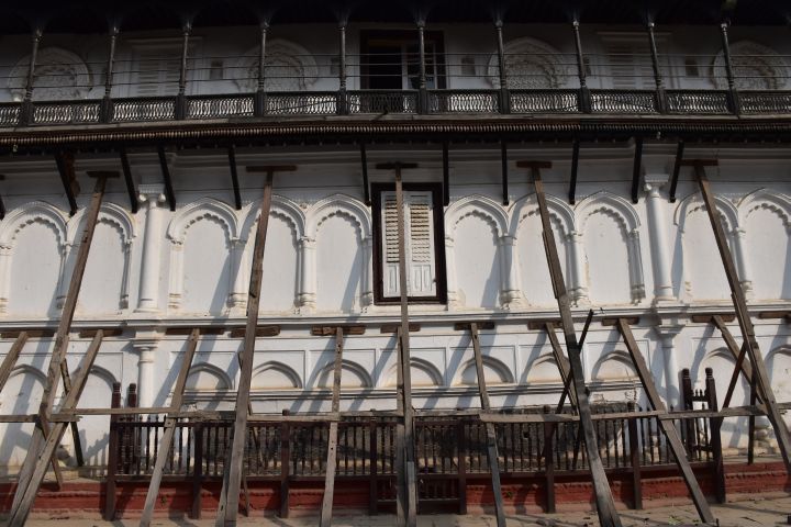 Nach dem grossen Erdbeben einsturzgefährdete Fassade des alten Königspalastes