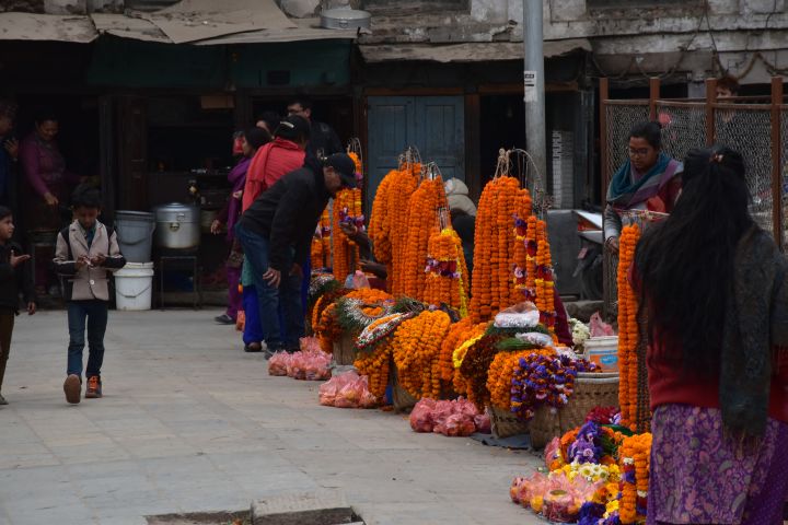 Verkauf von Blumengirlanden als Opfergabe am Durbar Square