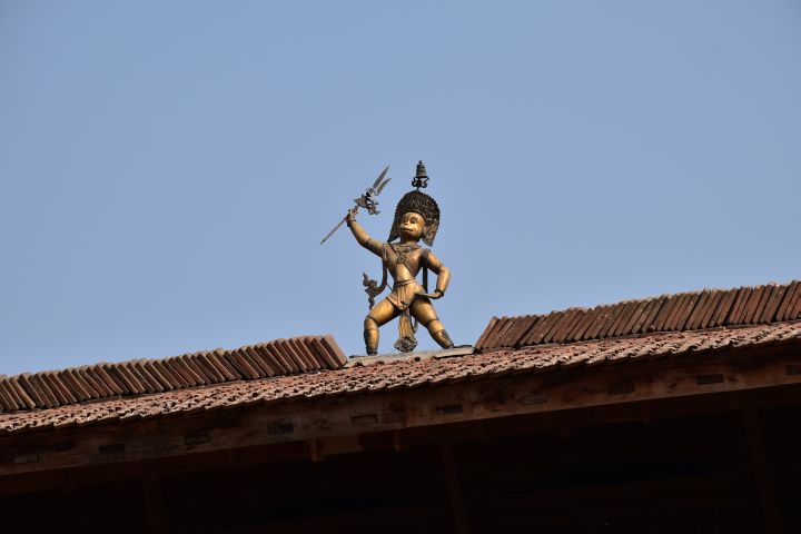 Hanuman Statue auf dem Dach des Keshav Narayan Chowk