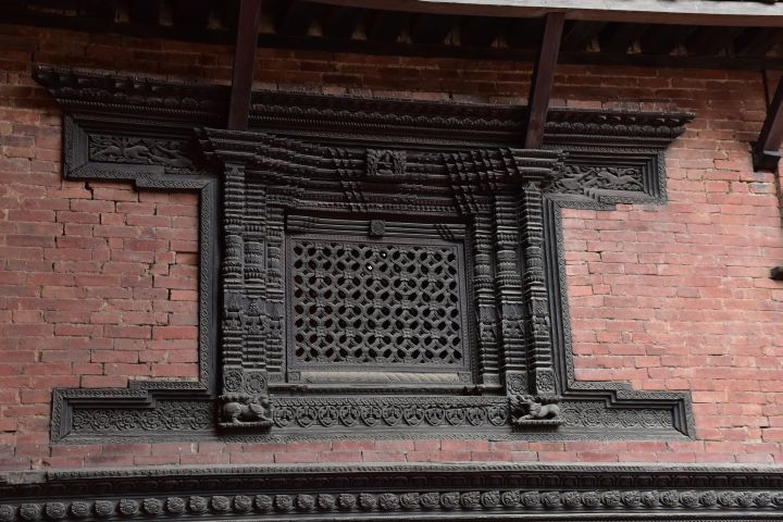 Geschnitztes Holzfenster im Keshav Narayan Chowk