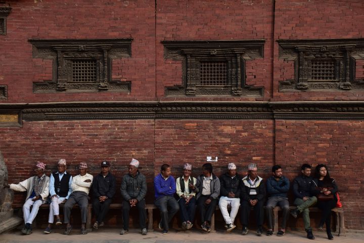 Rege benützte Sitzgelegenheit an der Aussenwand des Keshav Narayan Chowk