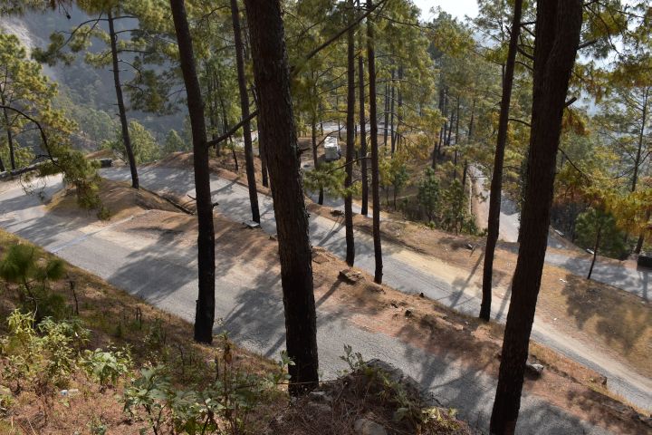 Serpentinen des Tribhuvan Highway im nepalesischen Mittelland zwischen Palung und Hetauda