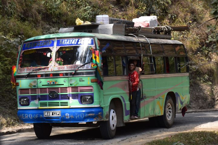 Bus unterwegs auf dem Tribhuvan Highway