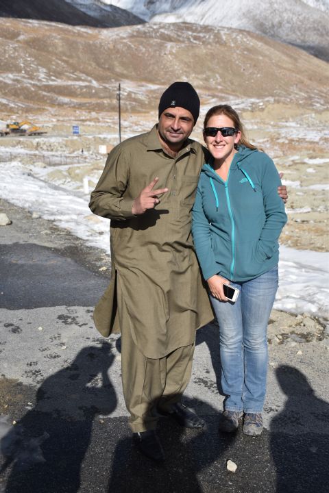 Pakistani lässt sich mit Danielle fotografieren