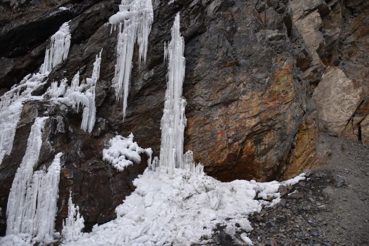 Eiszapfen an Fels am Karakorum Highway im Khunjerab Tal